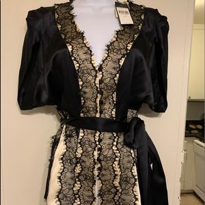 BCBGMAXAZRIA XS 100 % Silk black blouse, lace